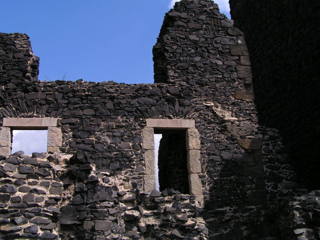 Hrad Házmburk - zbytky hradního paláce