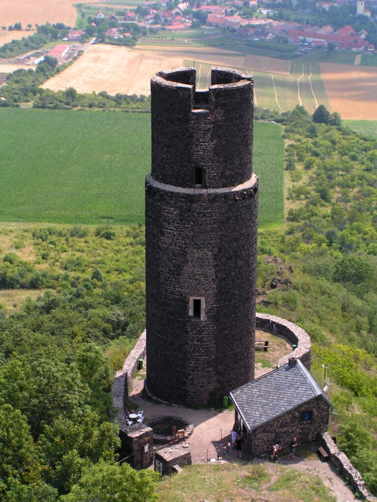 Hrad Házmburk - kulatá dolní věž