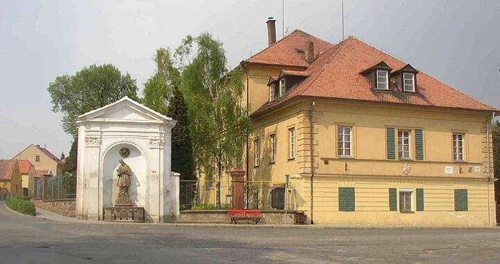 800px Trebivlice CZ Nepomuk chapel manor house 023