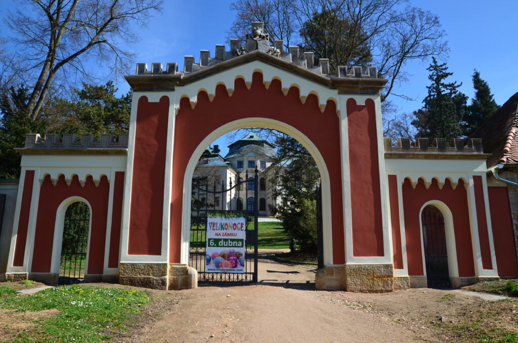 Zámek Karlova Koruna - vstupní brána