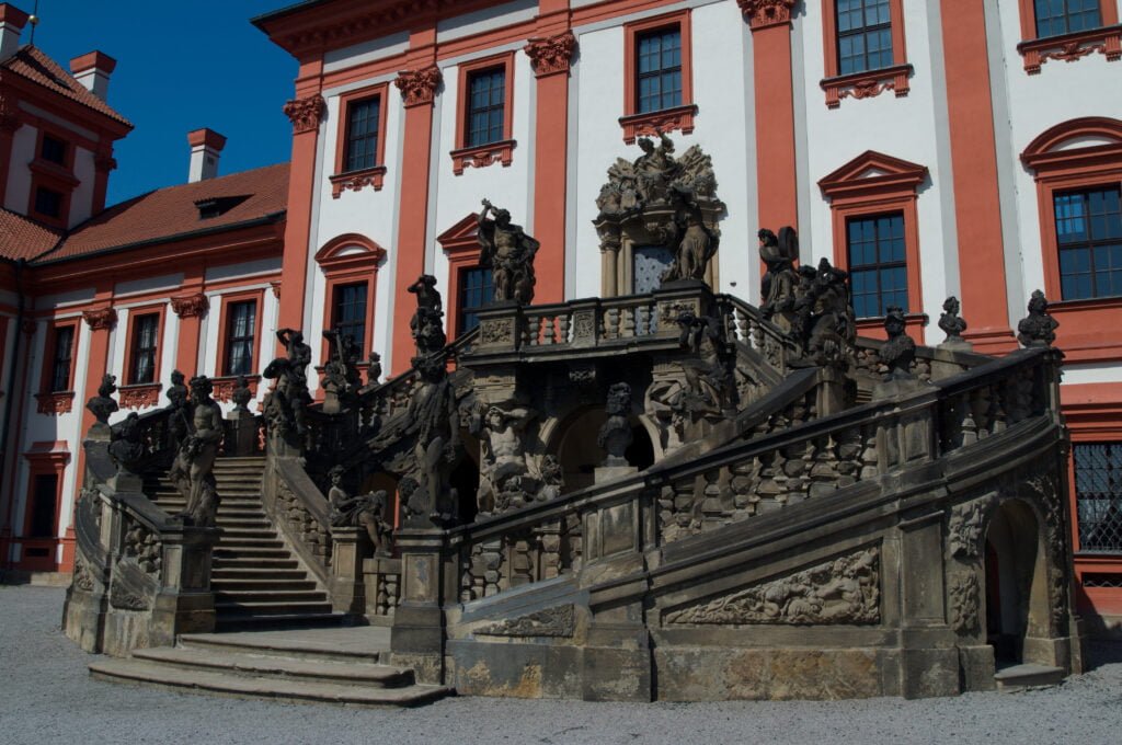 Trojský zámek v Praze Troji - schodiště zámku