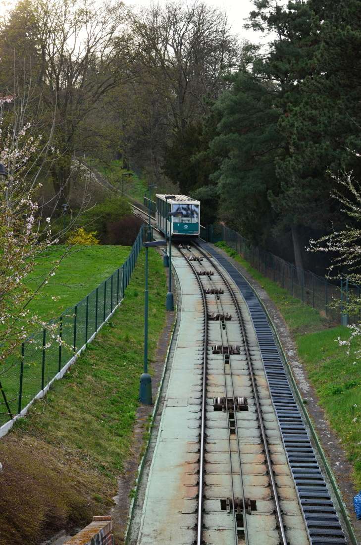 Lanová dráha na Petřín – Lanovka na Petřín: Vyrazte vzhůru!