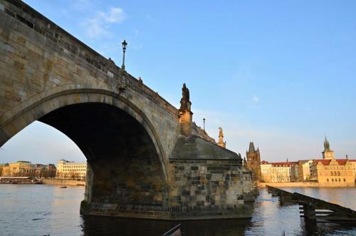 karluv-most-vltava-nabrezi-parniky-pamatka-praha-100