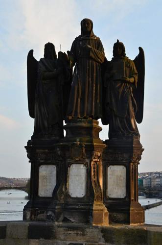 karluv-most-vltava-nabrezi-parniky-pamatka-praha-108