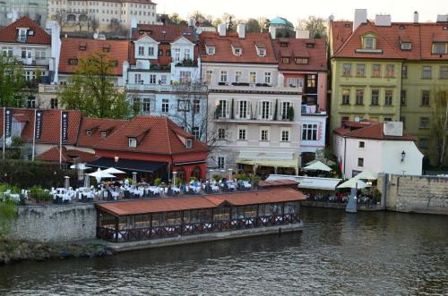 karluv-most-vltava-nabrezi-parniky-pamatka-praha-111