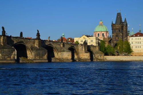 karluv-most-vltava-nabrezi-parniky-pamatka-praha-144