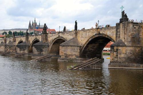 karluv-most-vltava-nabrezi-parniky-pamatka-praha-64