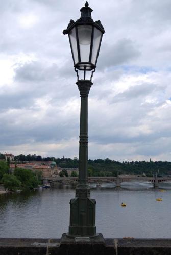 karluv-most-vltava-nabrezi-parniky-pamatka-praha-73