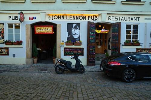 lennonova-zed-lennon-wall-prague-pamatka-praha-14